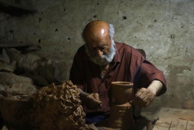 صناعة الفخار… مهنة أجداد تصارع الاندثار