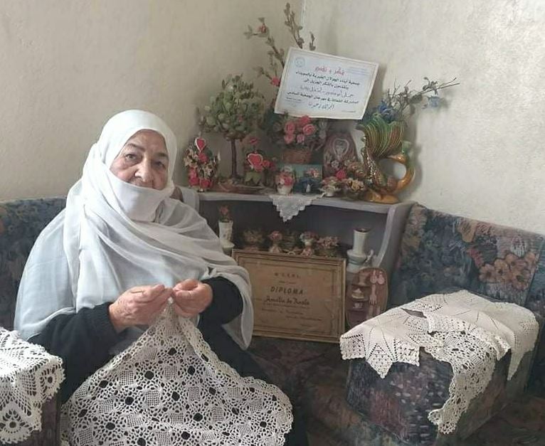 جمال أبو منصور.. الجدة التي لا تقبل زيارتك دون أن تغادر حاملاً هديتها