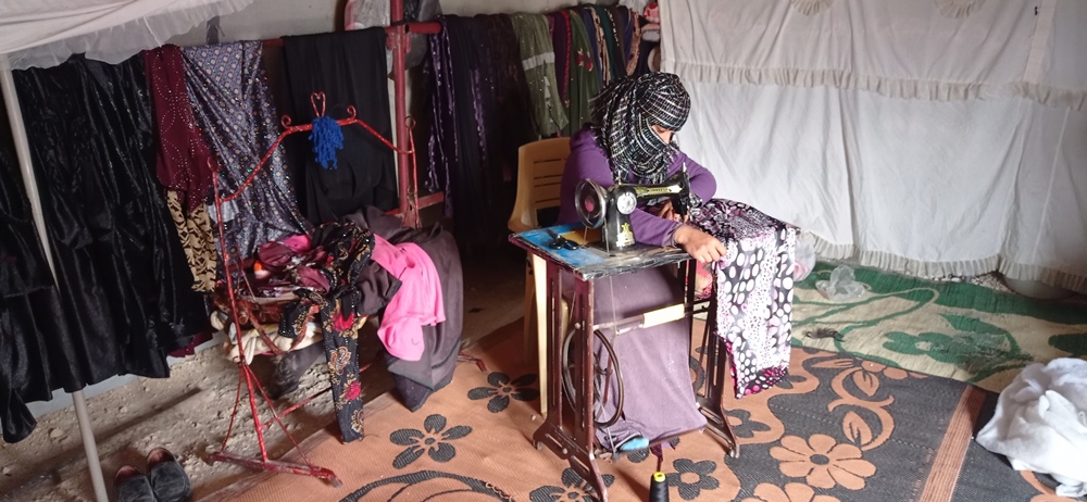 امرأة من ذوي الهمم تخيط بإرادتها طريقاً لعائلتها لتكون سنداً لهم