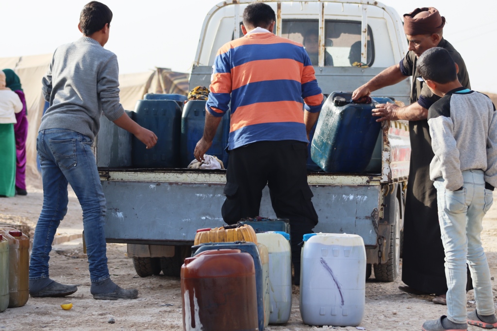 تزويد المُهجّرين في مخيم كري سبي بمادة التدفئة بعد تجاهل المنظمات