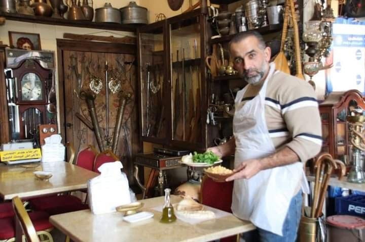 قطع أثرية تجذب المواطنين من المناطق اللبنانية كافة للمطعم