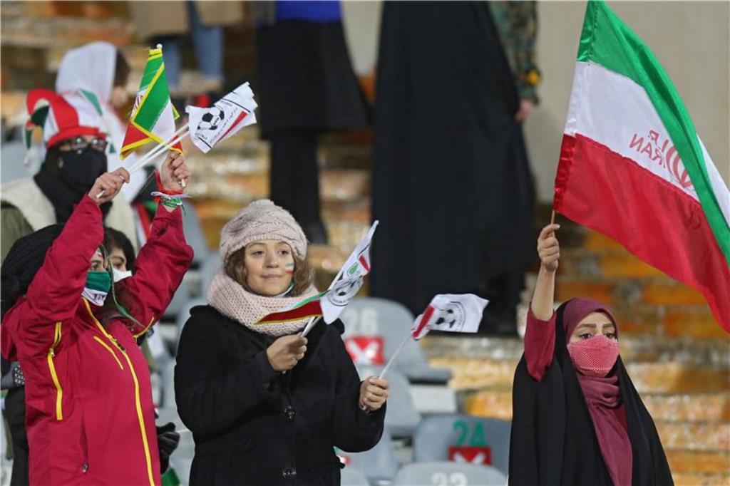 بعد أكثر من عامين.. عودة النساء للملاعب الإيرانية
