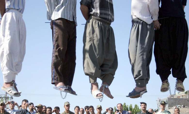 حبالُ المشانقِ بإيرانَ لا تجفُّ.. خلالَ أسبوعٍ فقط إعدام 12 شخصاً