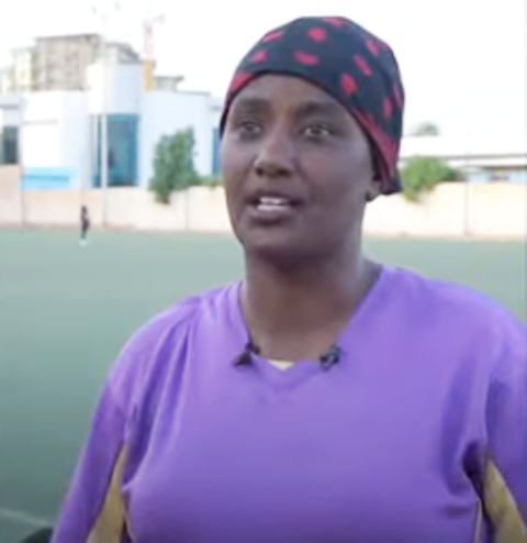 سلمى عوض شابة سودانية تُبدِع بعملها وبلعبة كرة القدم