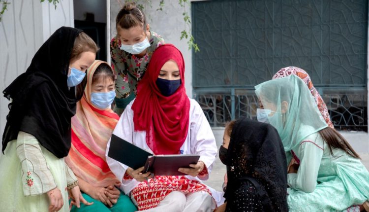 طبيبة أفغانية لاجئة تصبح نموذجاً ملهماً للنساء والفتيات في تحقيق أحلامهن (4)