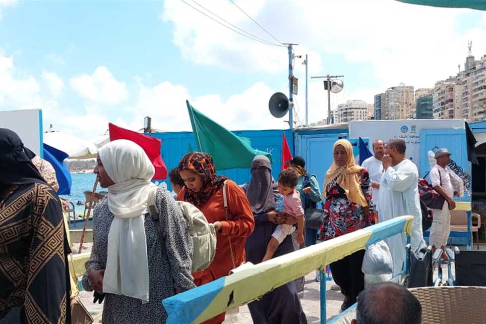 أول شاطئ لفاقدي البصر في مصر.. تفاعل كبير وسعادة غامرة بالمبادرة