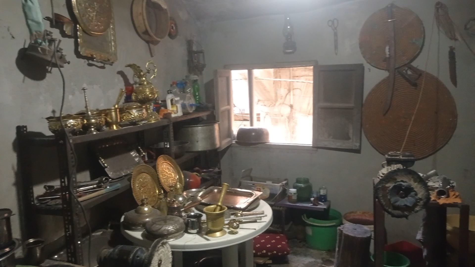 حِرفي بريف إدلب يتشبّث بمهنته التي تدنو من الزوال