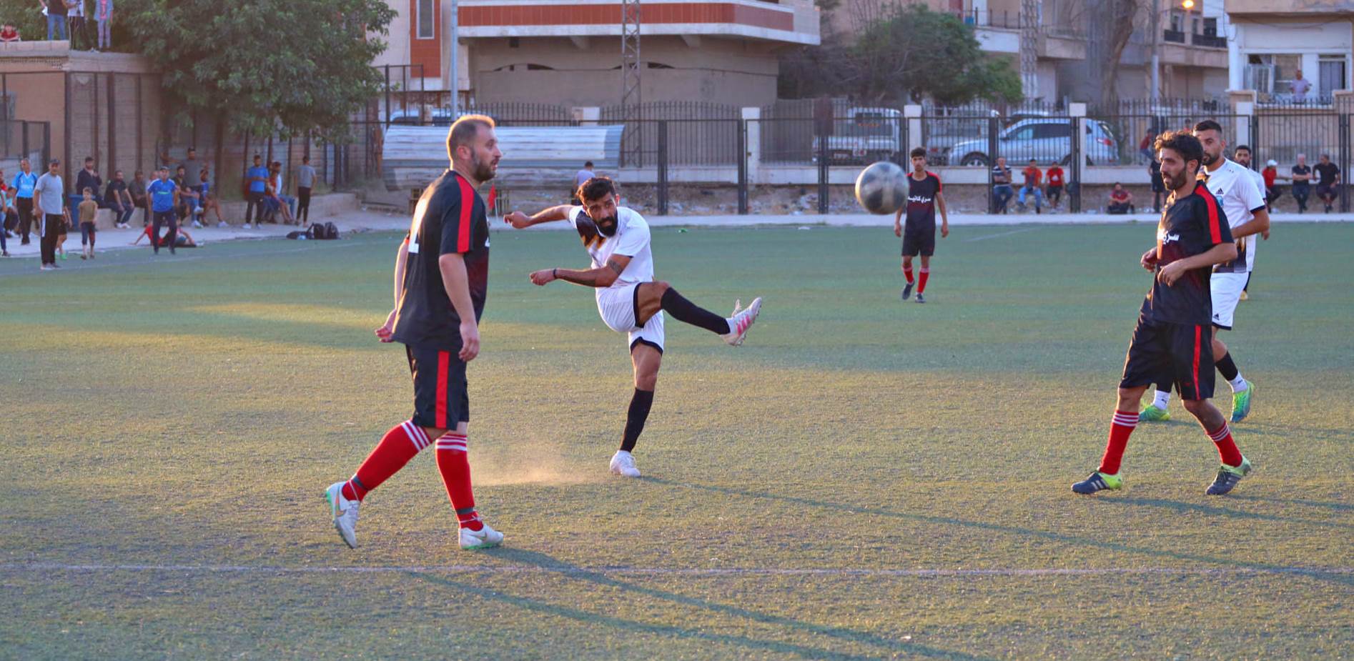 دوري كرة القدم… المنافسة تشتد على لقب البطولة والهروب من شبح الهبوط