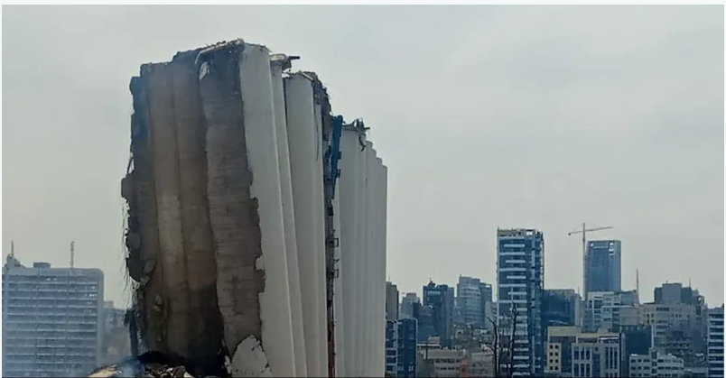 انهيار الجزء الشمالي من صوامع الحبوب بمرفأ بيروت
