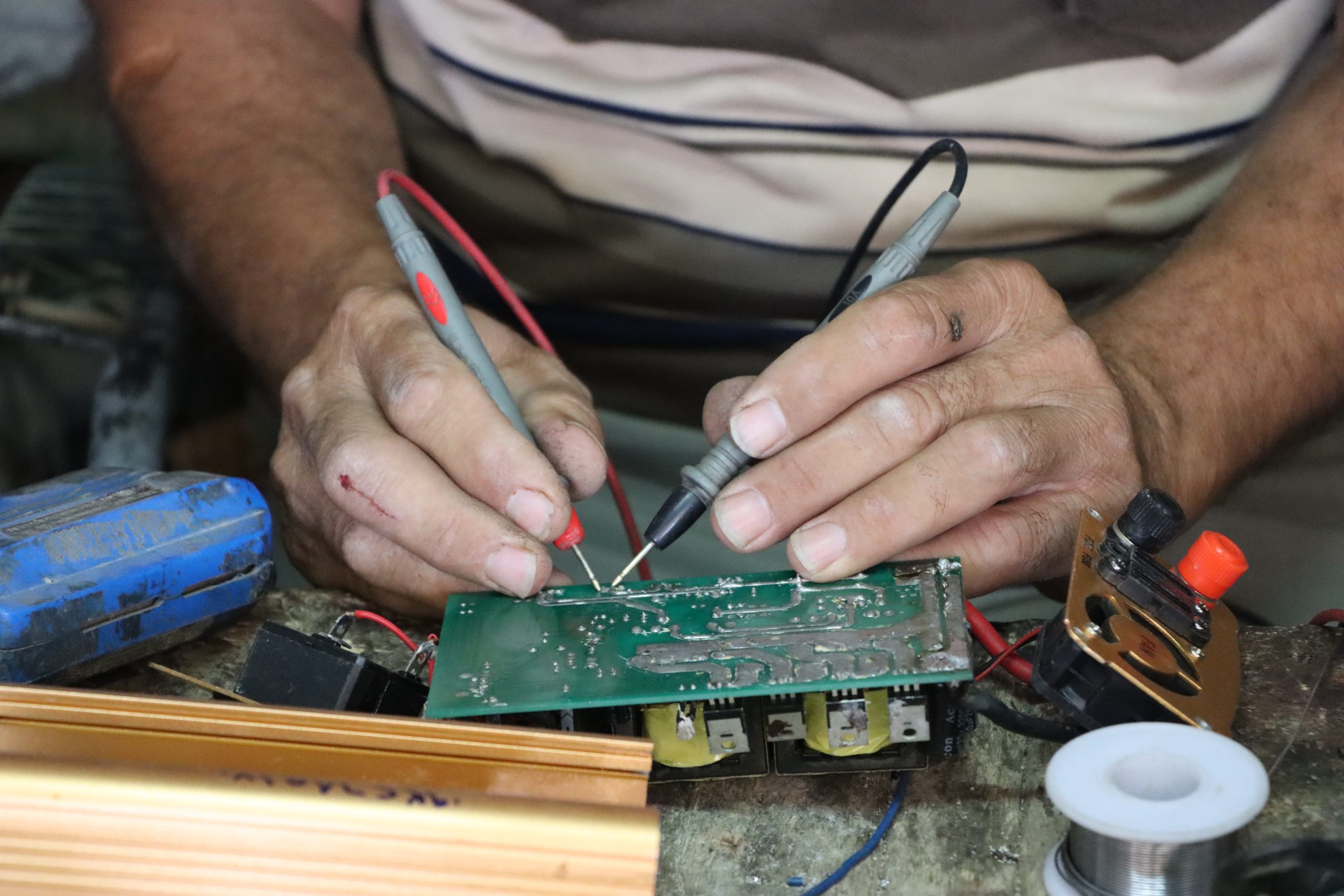 خمسيني مولع بالإلكترونيّات، حتى حذق صناعتها، وأبدع في صيانتها