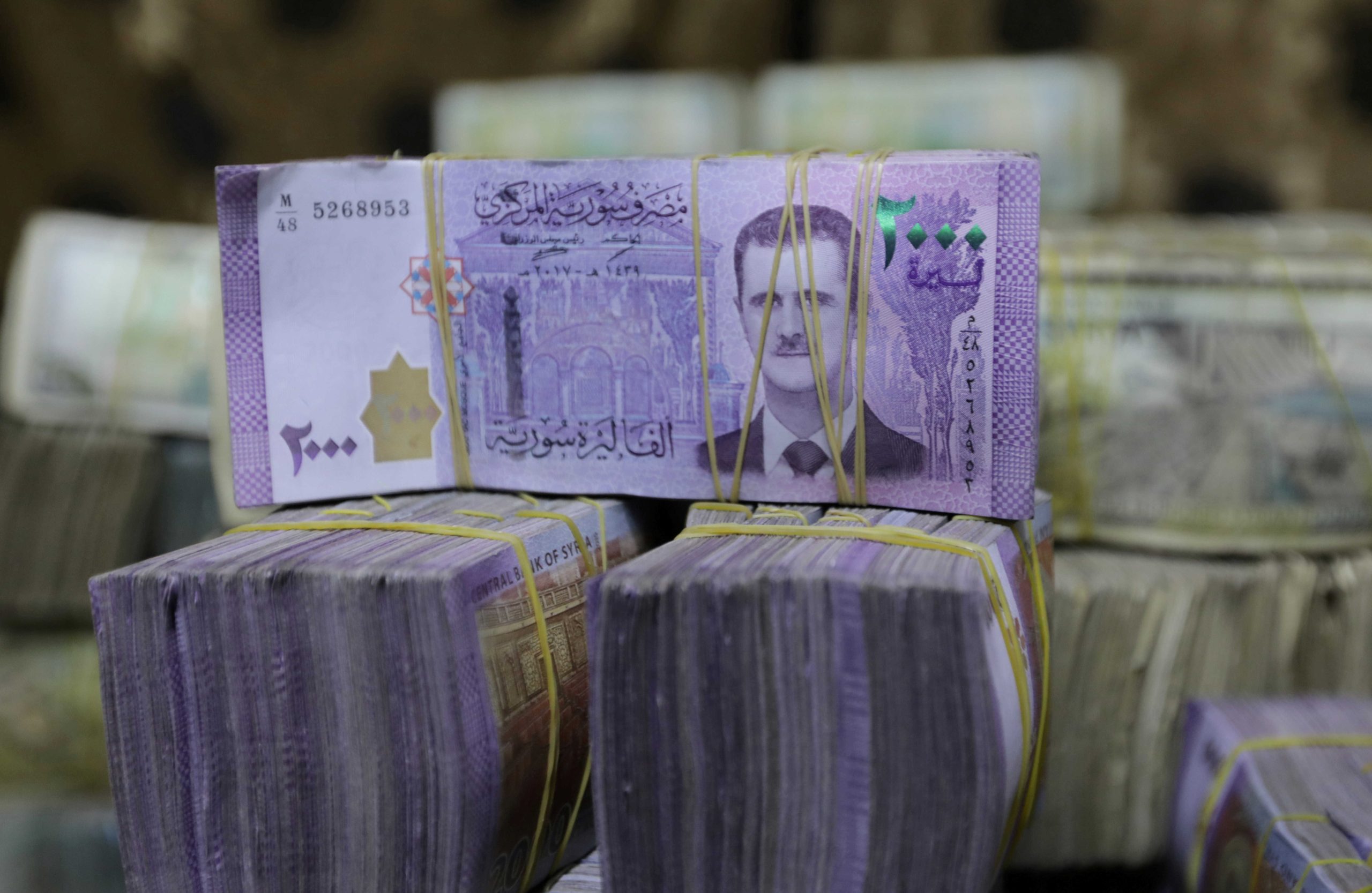 اقتصاد متردٍّ يحتضر بتهاوي الليرة، وبحصار خانق