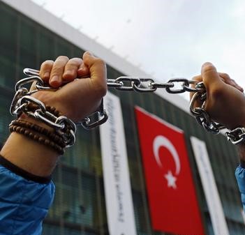 تركيا الثالثة عالميًا في عدد الصحفيين المعتقلين