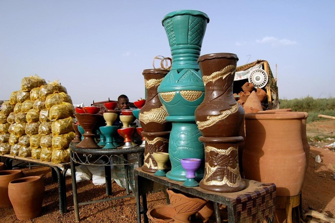مِهن قديمة تُصارع التكنولوجيا للحفاظ على “عبق التراث” السوداني