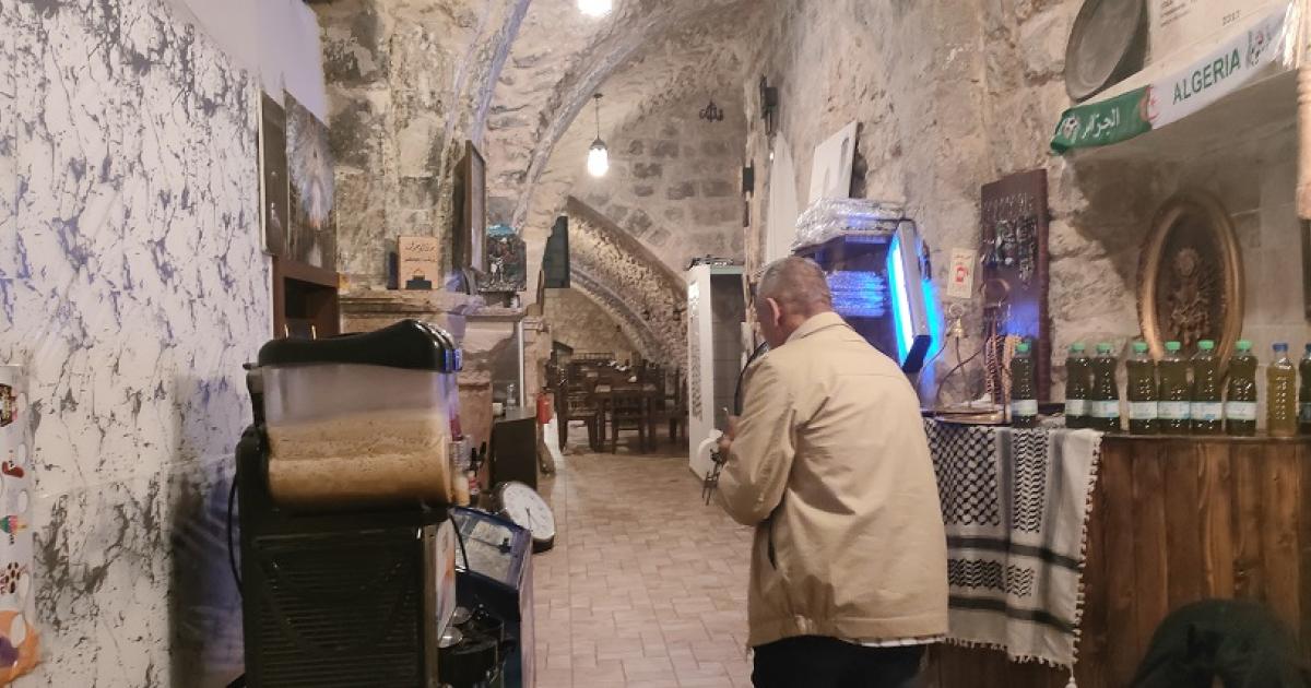 ورشة سرّية استمرت لـ30 سنة في القدس تكشف عن مقهى أثري