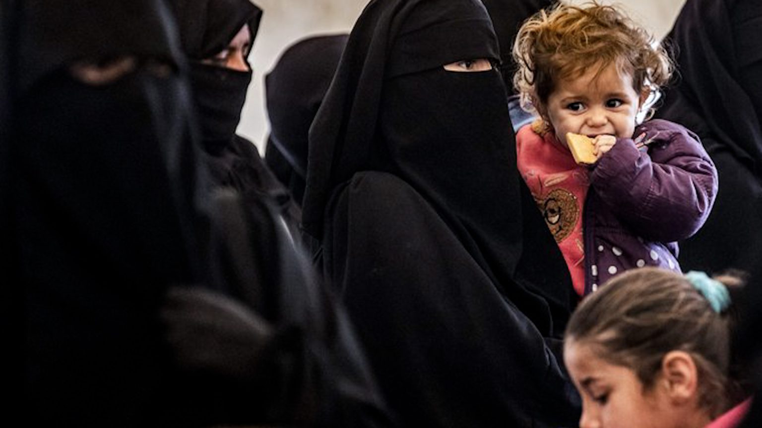 كندا توافق على إعادة ست نساء و13 طفلاً من عائلات مرتزقة داعش