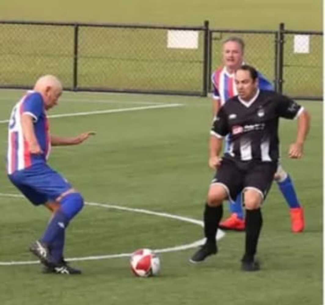 أكبر لاعب كرة قدم يدخل موسوعة “غينيس”.. كم يبلغ من العمر؟