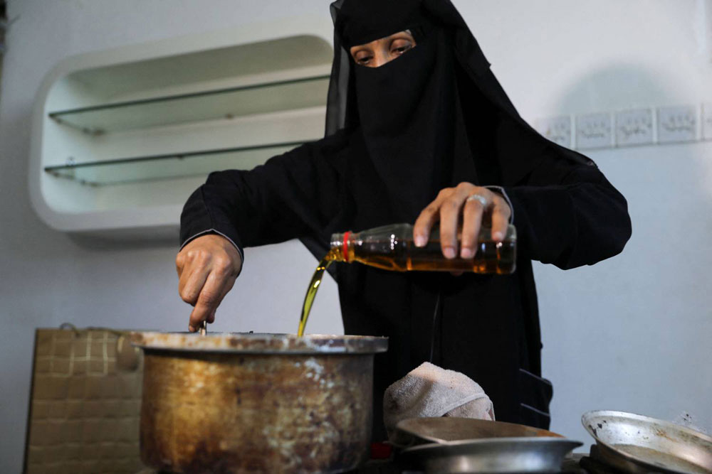 يمنيّات يجدنَ في صناعة البخور مصدراً للرزق