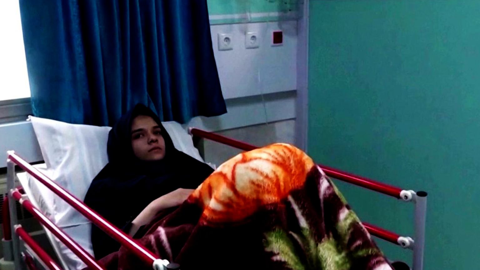 تسميم ألف طالبة بالغازات السامة في إيران