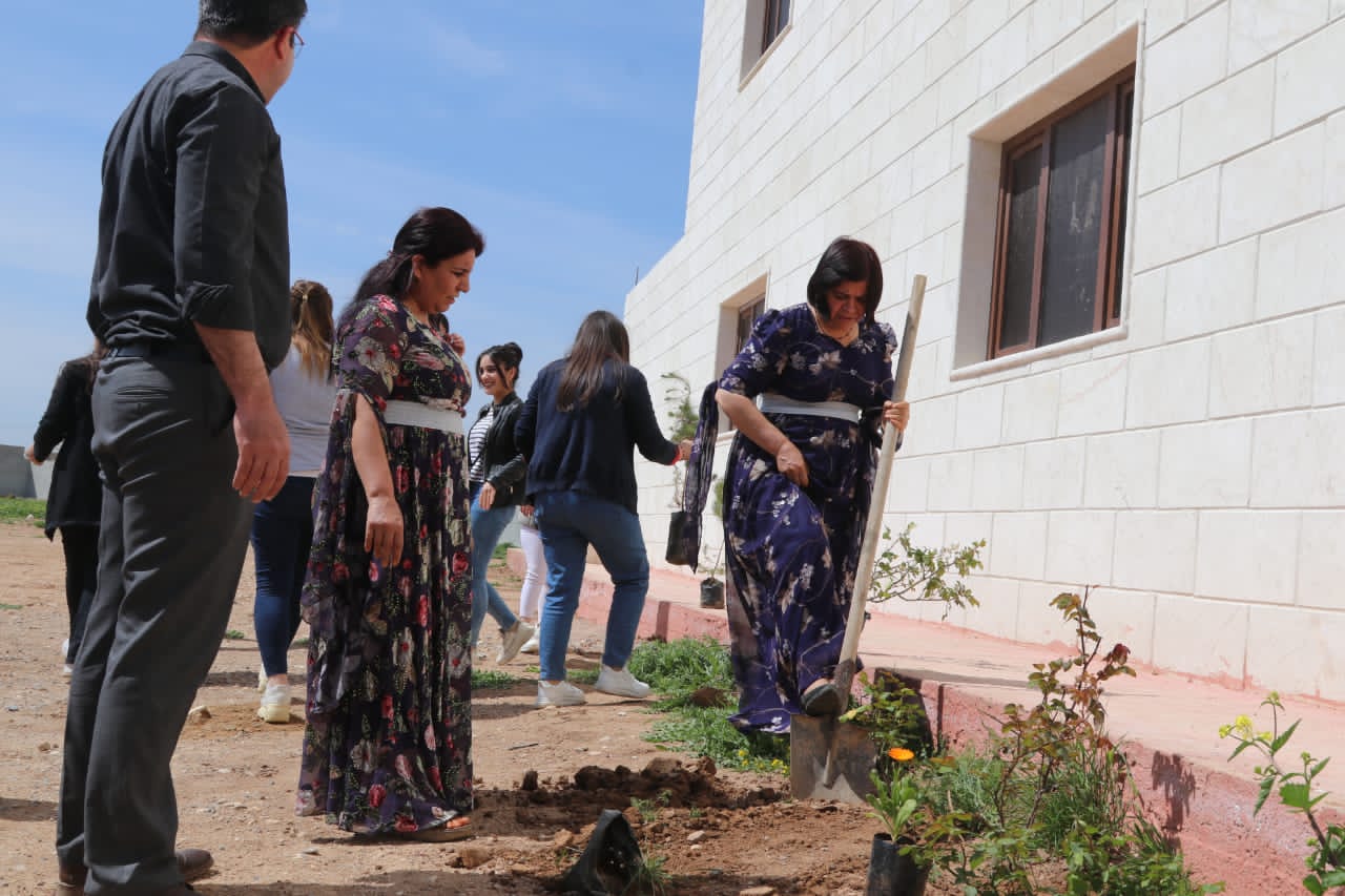 المجلس التنفيذي لإقليم الجزيرة وبالتنسيق مع مؤسسة عوائل الشهداء في عامودا يقومون بحملة تشجير في حديقة أكاديمية عوائل الشهداء بعامودا وذلك بمناسبة /4/نيسان عيد ميلاد القائد عبد الله أوجلان حيث تم زراعة أشجار حراجية وزينة وأخرى مثمرة.