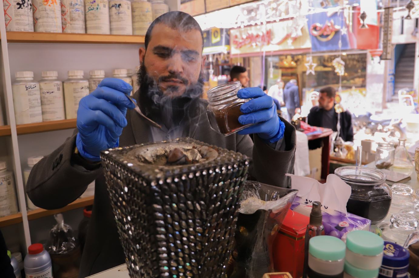 بخور غزة.. أرواح جديدة مُخضّبة بالعطور