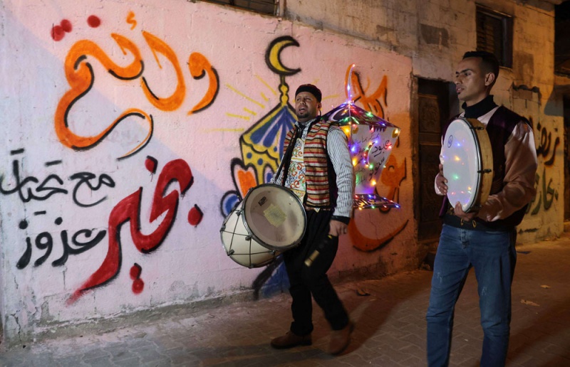 فرقة توقِظ الناس للسحور في غزة بالأناشيد الدينيّة