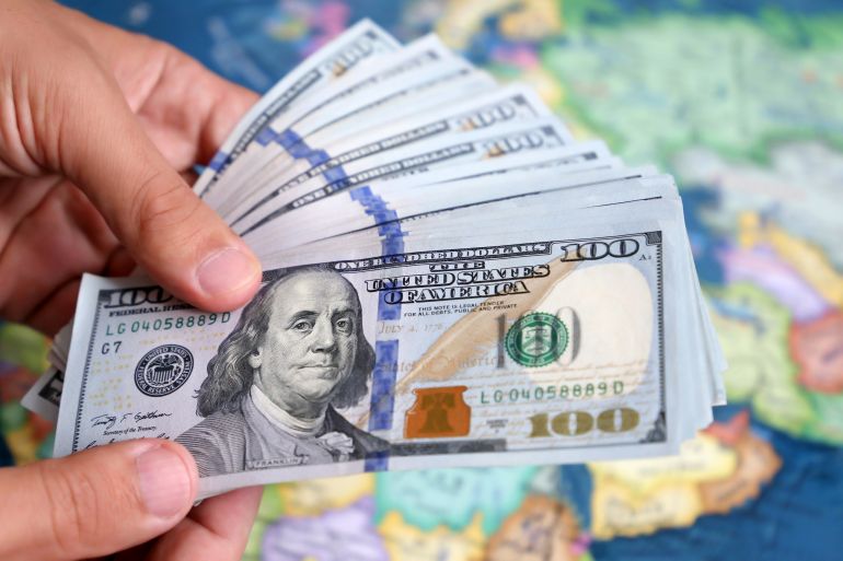 كيف بدأت هيمنة الدولار على الأسواق العالمية وهل يمكن إنهاؤها؟