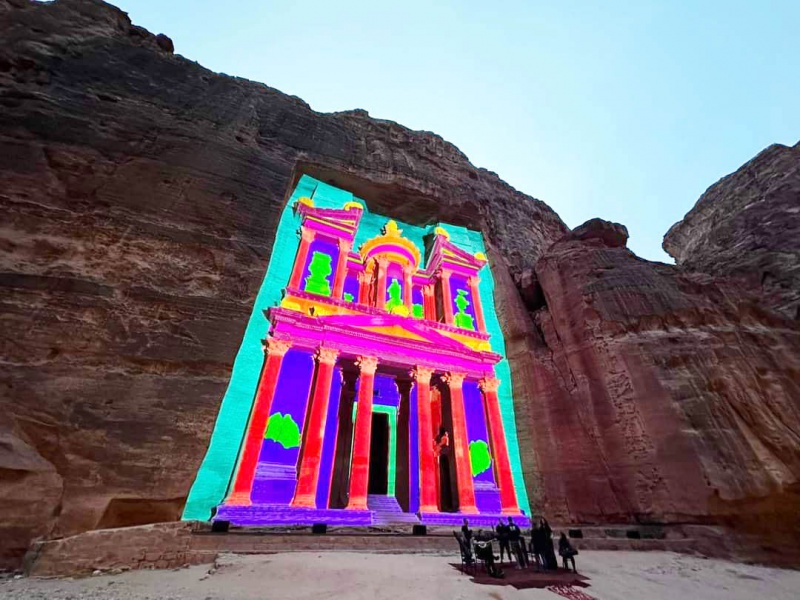 مهرجان البتراء الضوئي يُنير سحر المدينة الورديّة