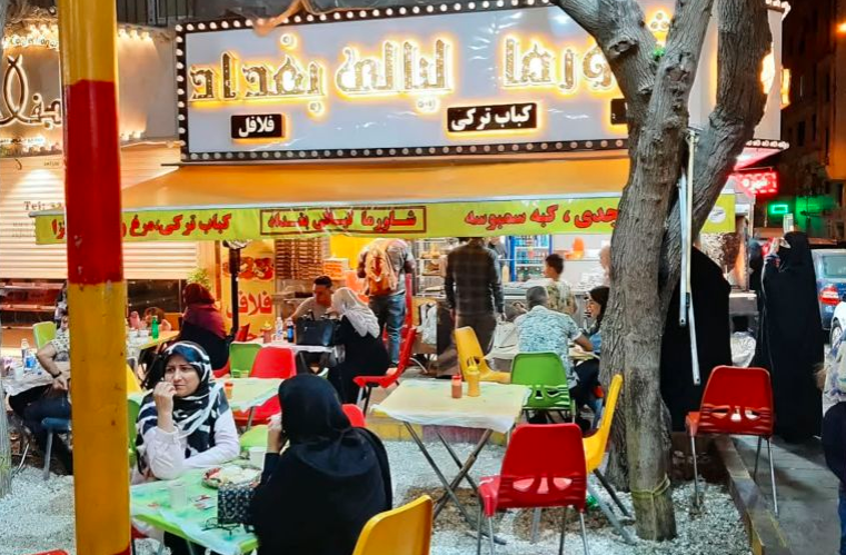 يجمع الشامي والعراقي.. إقبال عربي على حي “دولة آباد” في طهران لإحياء ليالي رمضان