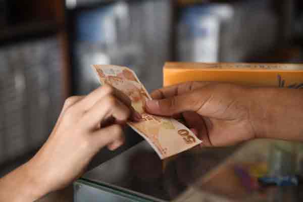 زيادة الدولار الجمركي وتمديد عقوبات قيصر يهويان بالليرة السورية