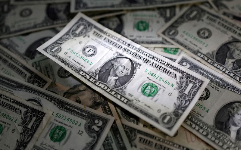 الدولار يتذبذب مع انحسار توقعات رفع الفائدة في أمريكا