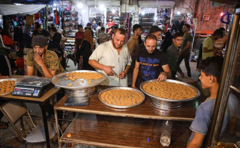 السوريات يصنعنَ حلويات عيد الأضحى في البيت بطقوسٍ احتفاليّة