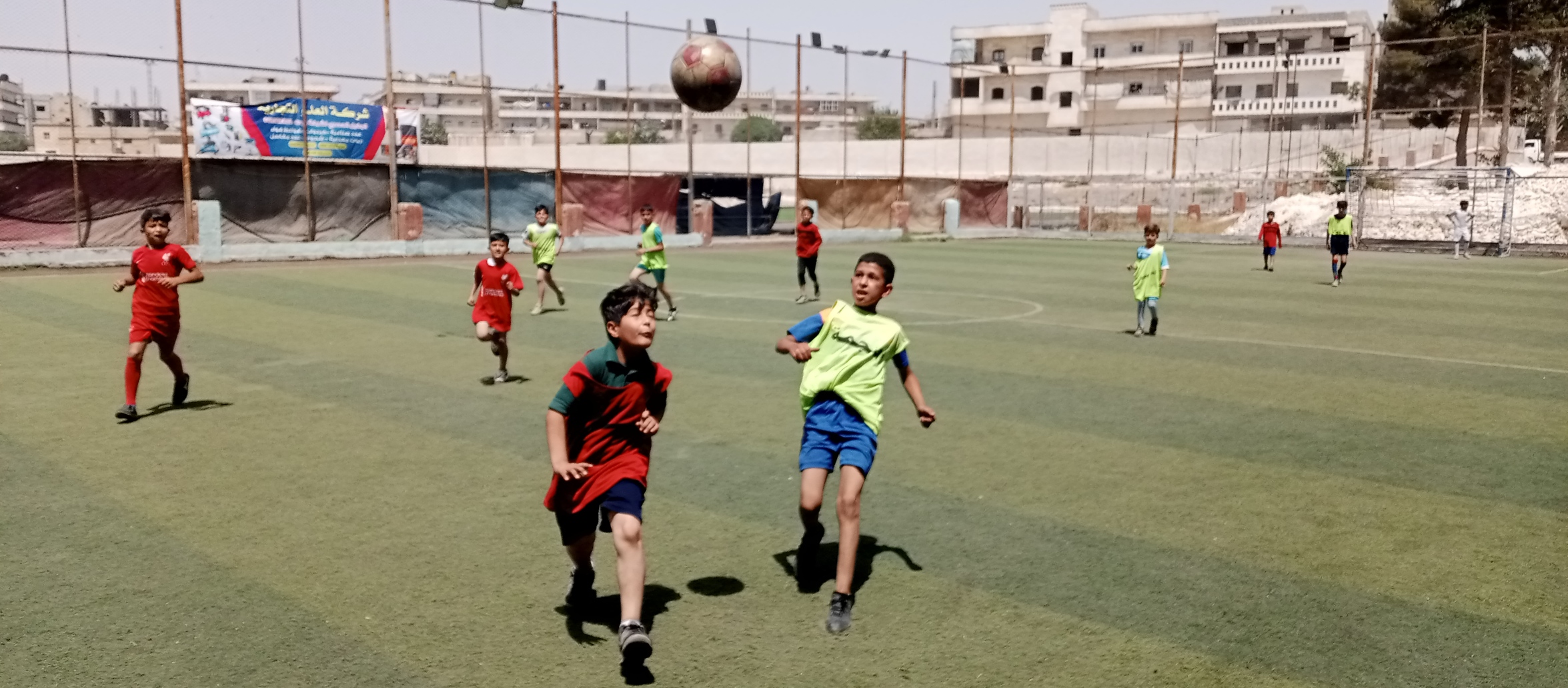 برنامج صيفي للأطفال بمنبج يُطوّر مهاراتهم في كرة القدم