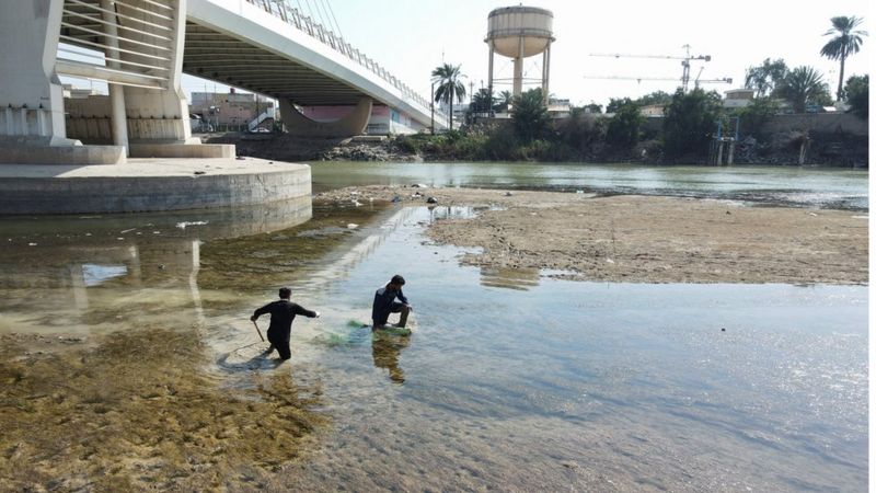 ​​​​​​​الفرات يجف في العراق وموقف الحكومة يثير السخط الشعبي