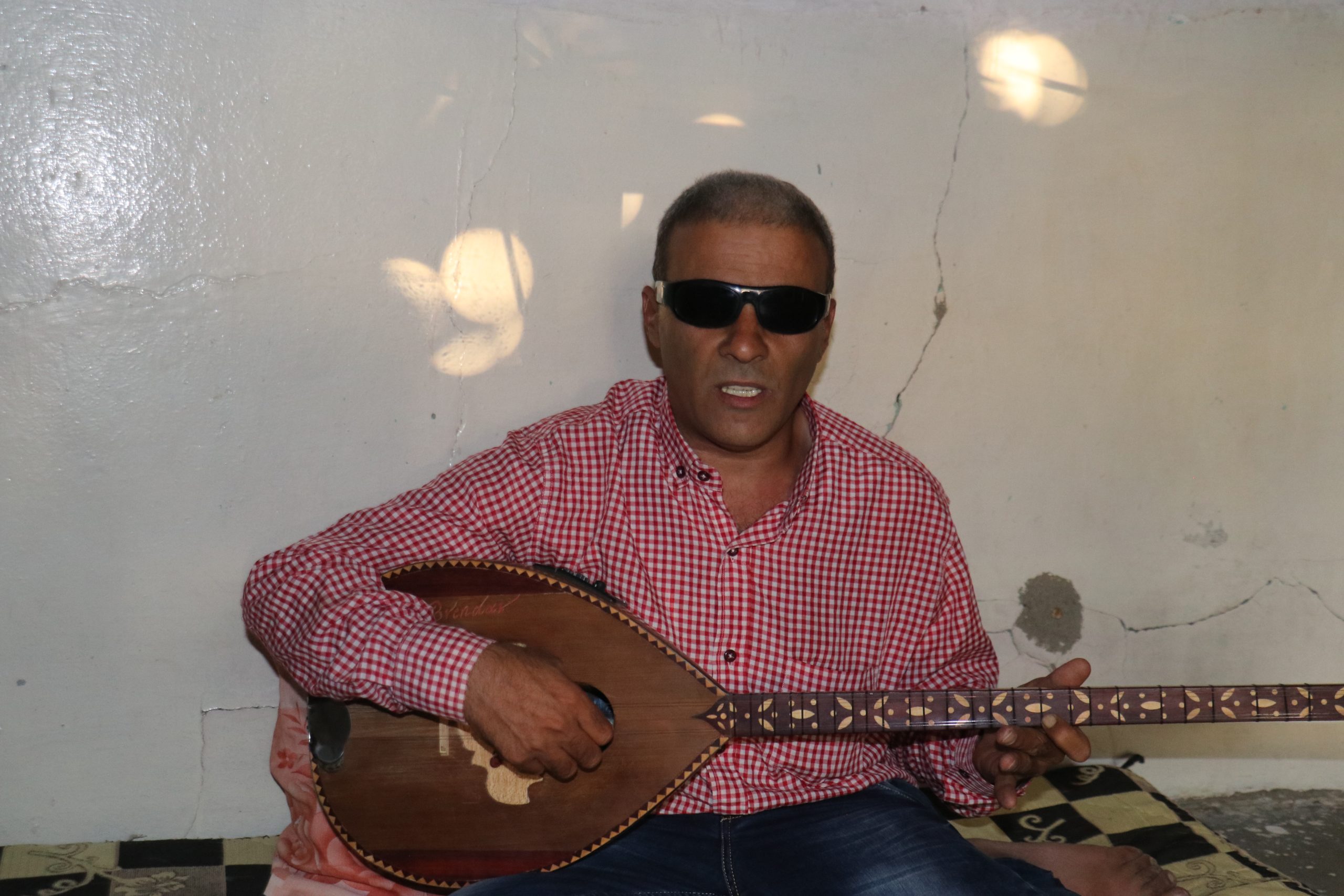 بريندار إبراهيم.. يواجه مرضه بالصبر والعزف