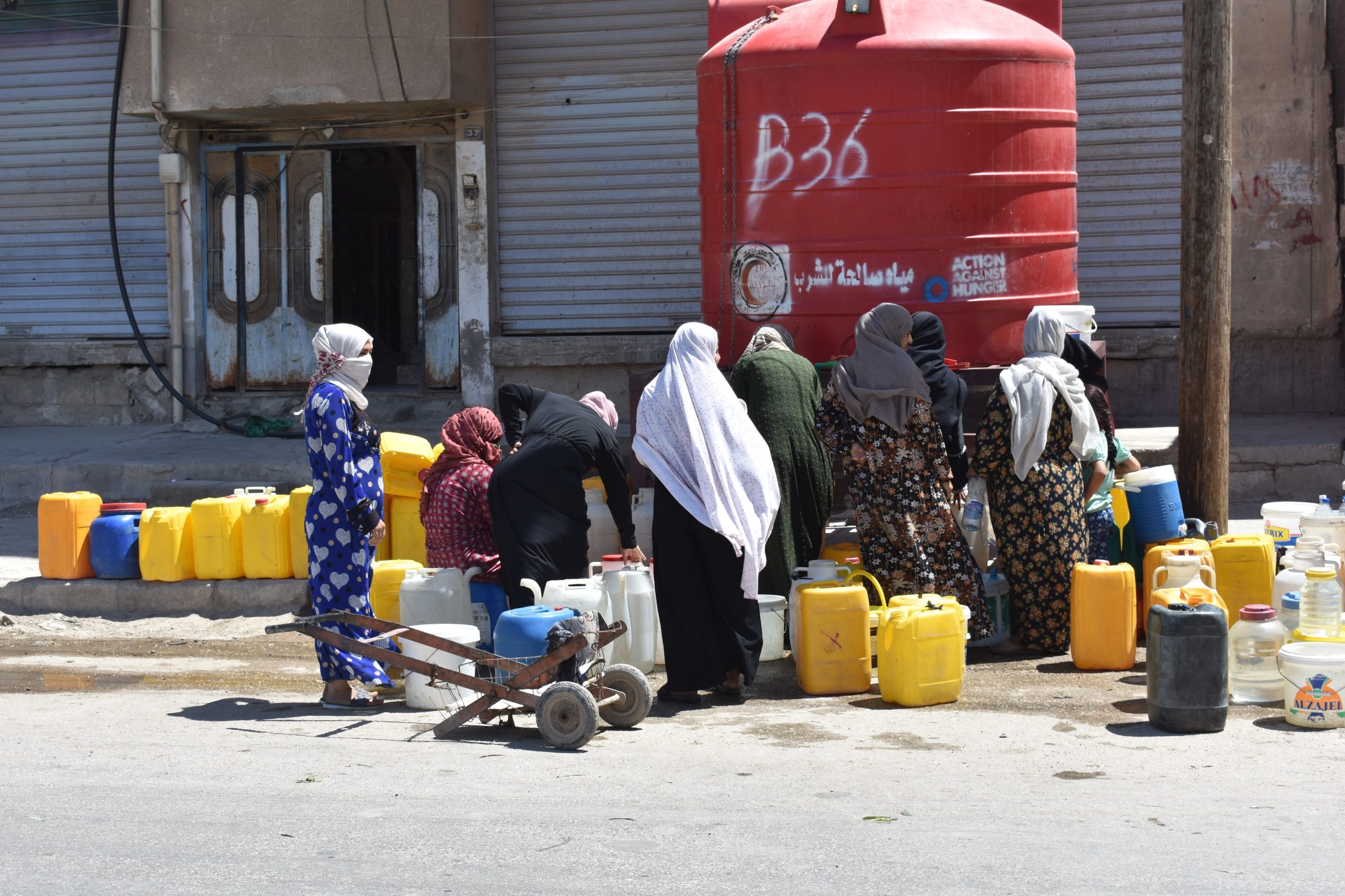رحلةُ البحثِ عن الماء… معاناة يومية لأهالي المدينةِ المنكوبة