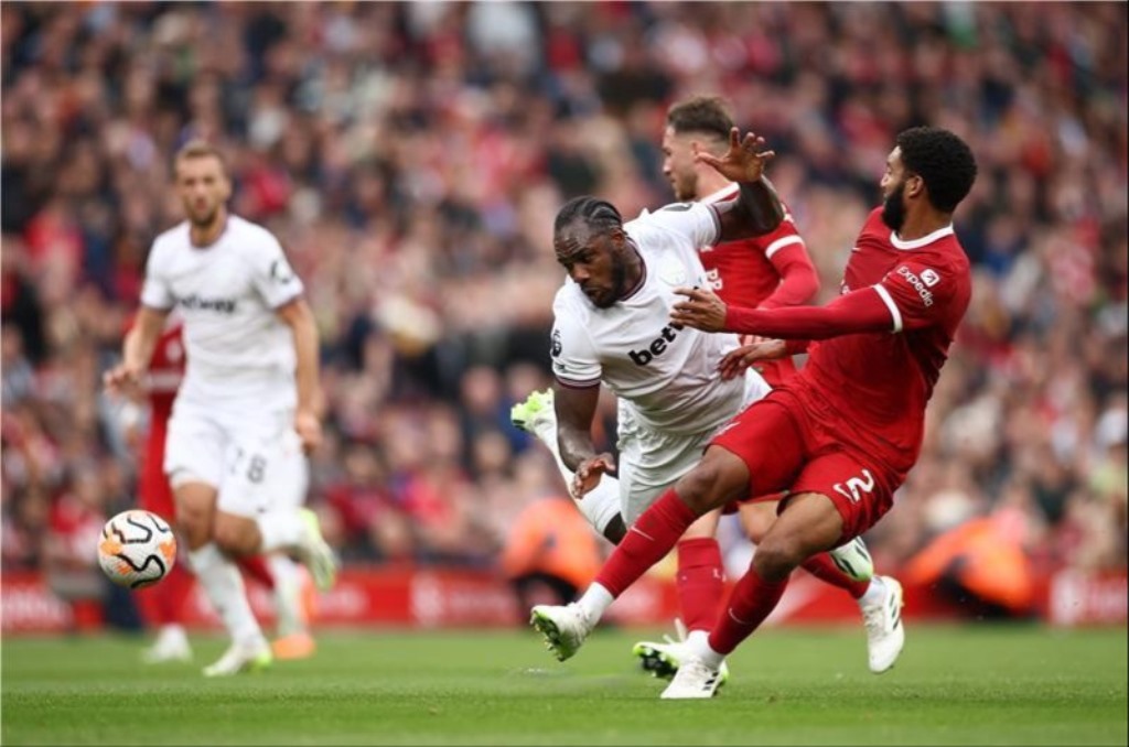 ليفربول يواصل ملاحقة السيتي بثلاثية أمام وست هام