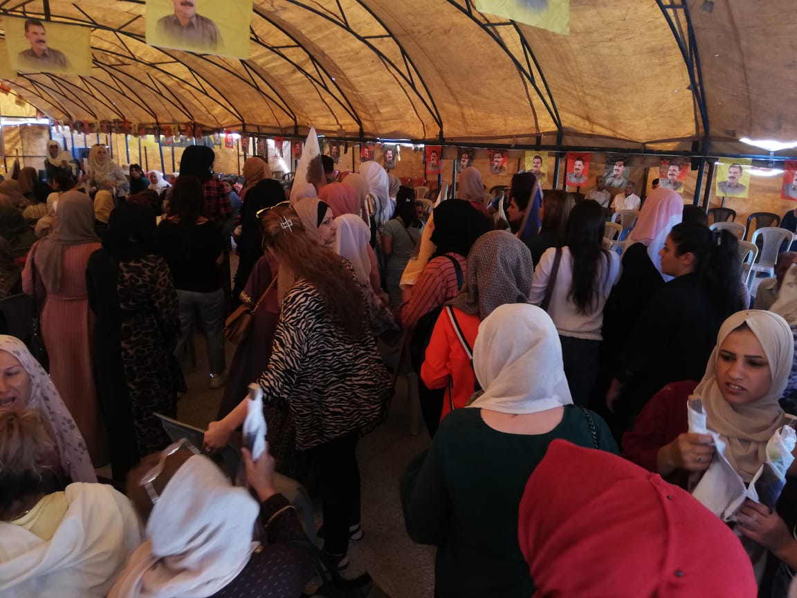 من تحت خيمة الاعتصام.. أهالي الحسكة يشددون على كسر العزلة المفروضة على القائد عبد الله أوجلان
