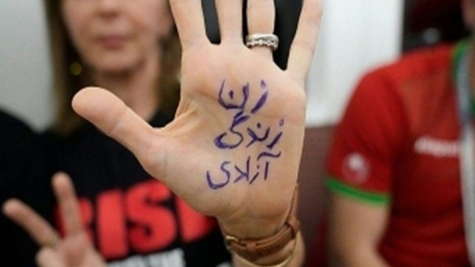 مُنظمات عماليّة ومدنيّة تدعو لاستمرار انتفاضة المرأة في إيران