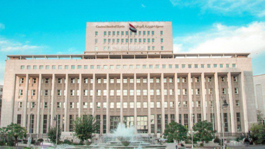 المركزي يُحدد سعر الصرف للحوالات والصرافة بـ 12700 ليرة للدولار