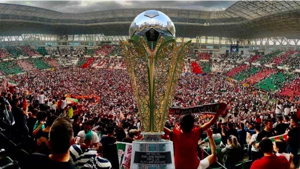 عشرات الآلاف يحتفِلون بتأهّل نادي ‘‘آمد سبور’’ لدوري الدرجة الأولى