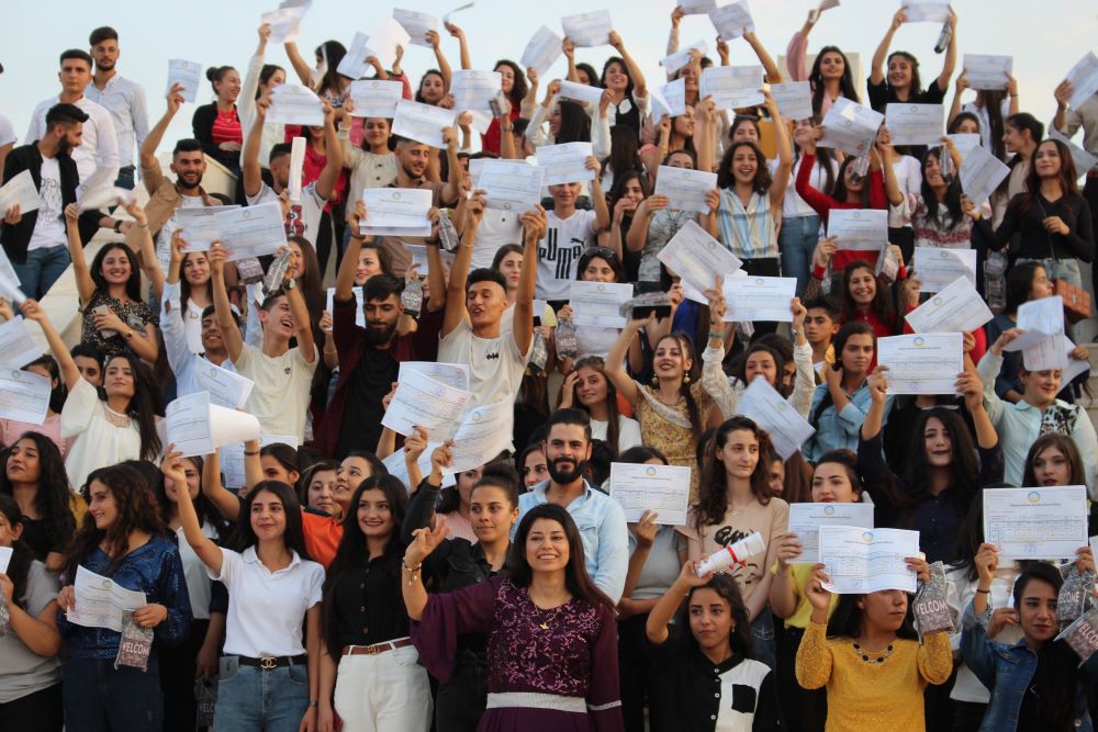 اللغة الكردية.. إصرار وتحديات في ظل التهجير والحصار