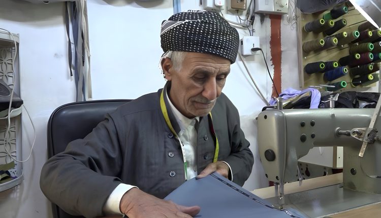 نصف قرن وعثمان كريمي بين الخيط والإبرة لإعالة أسرته