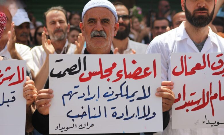 رفضاً للانتخابات… أهالي السويداء يحرقون ويحطمون صناديق الاقتراع