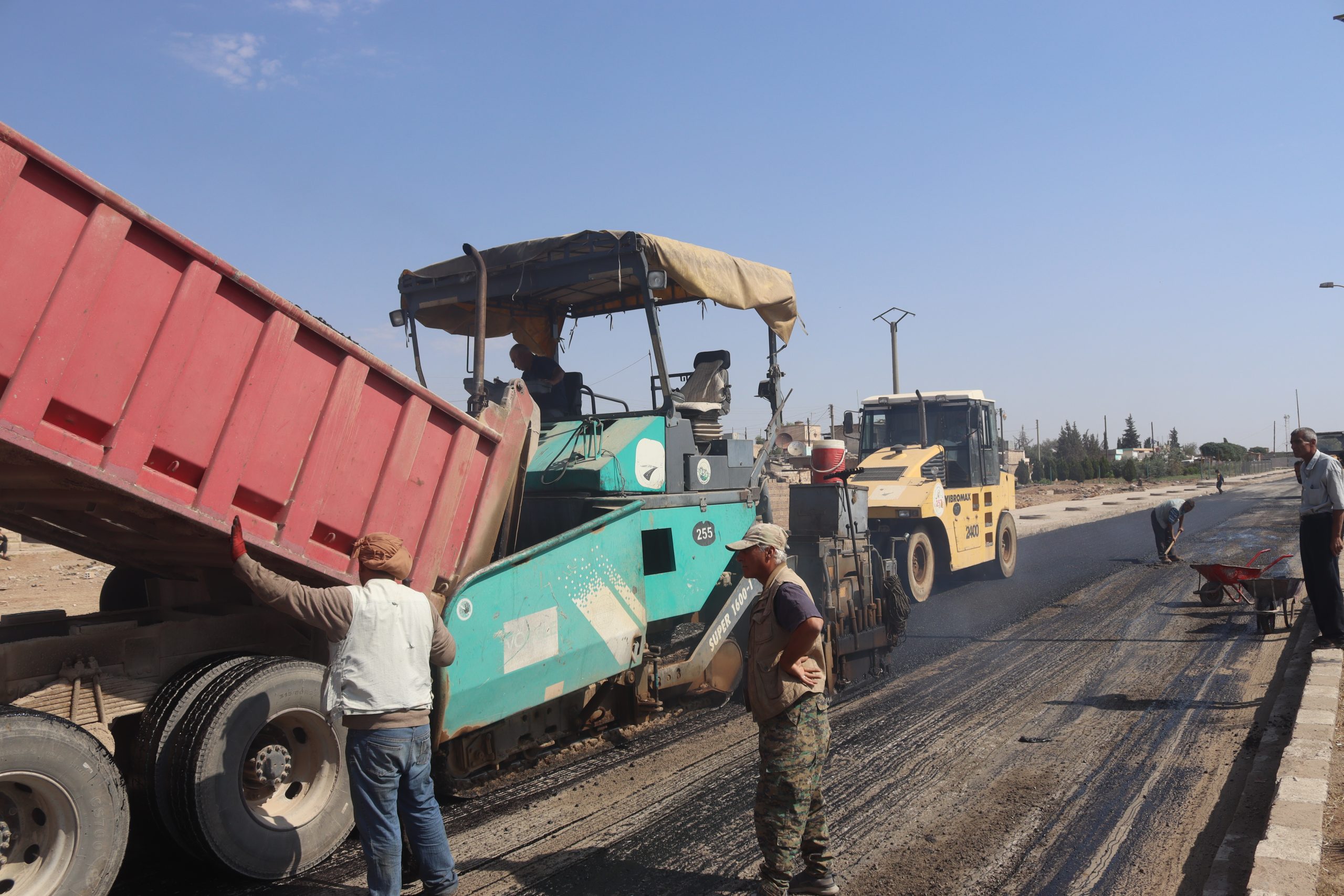بلدية الشعب بقامشلو تُرقِّع 4000 متر مكعب من الطُرق الرئيسية