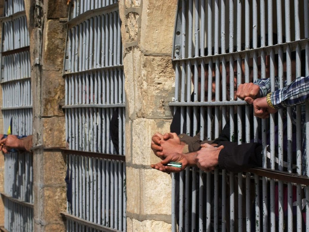 مجموعة من المعتقلين في السجون الإيرانية يُضرِبون عن الطعام