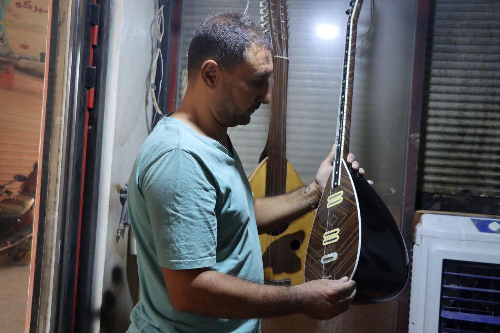 بيجو صالح حاج علي يبث نغمات الحياة في الآلات الموسيقية