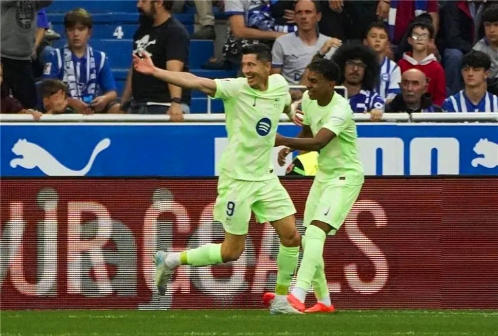 برشلونة يفوز بهاتريك ليفاندوفسكي
