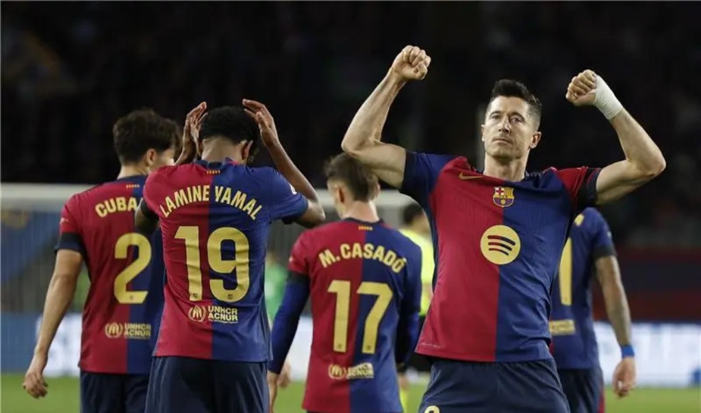 نادي برشلونة يستعرض عضلاته قبل الكلاسيكو بفوزٍ كبير على إشبيلية