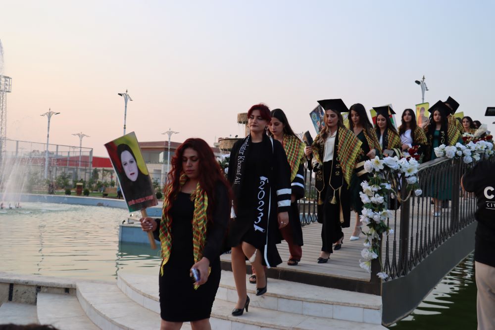 جامعة روج آفا تخرج 435 طالبا وطالبة بالدفعة الرابعة