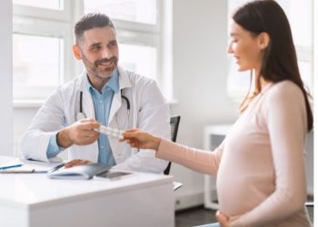 الحذر واجب عند تناول الأدوية أثناء الحمل